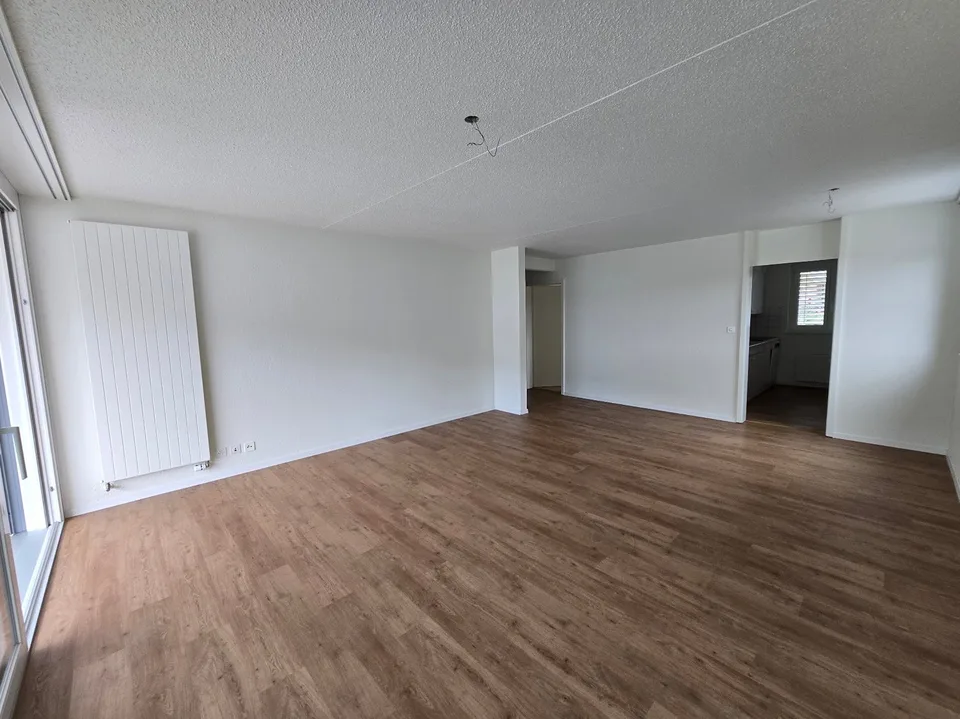 Geräumige 5-Zimmer-Wohnung mit Balkonen in Travers – Foto 3 von 13