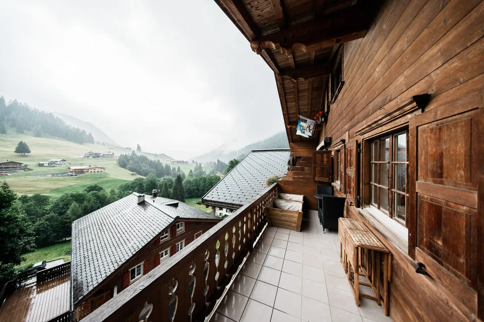 Alpines Wohngefühl mit Weitblick – grosszügige Maisonette in St. Antönien – Foto 3 von 19