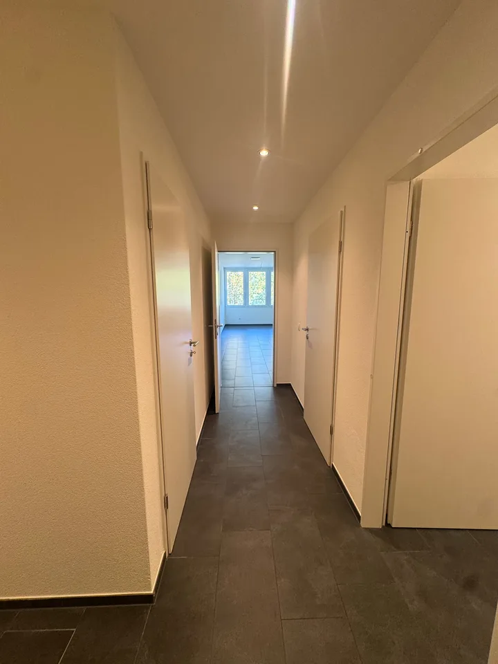 Charmante 3.5-Zimmer-Terrassenwohnung im Erdgeschoss in Zürich-Oerlikon – Foto 4 von 12