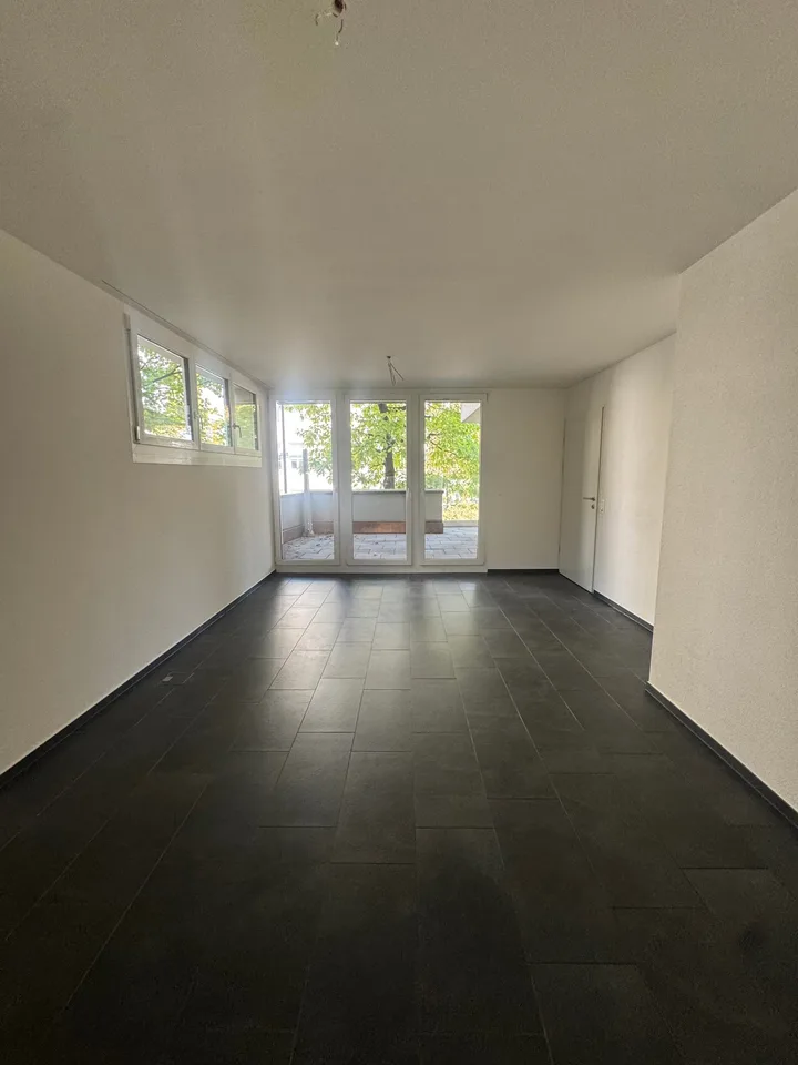 Charmante 3.5-Zimmer-Terrassenwohnung im Erdgeschoss in Zürich-Oerlikon – Foto 3 von 12