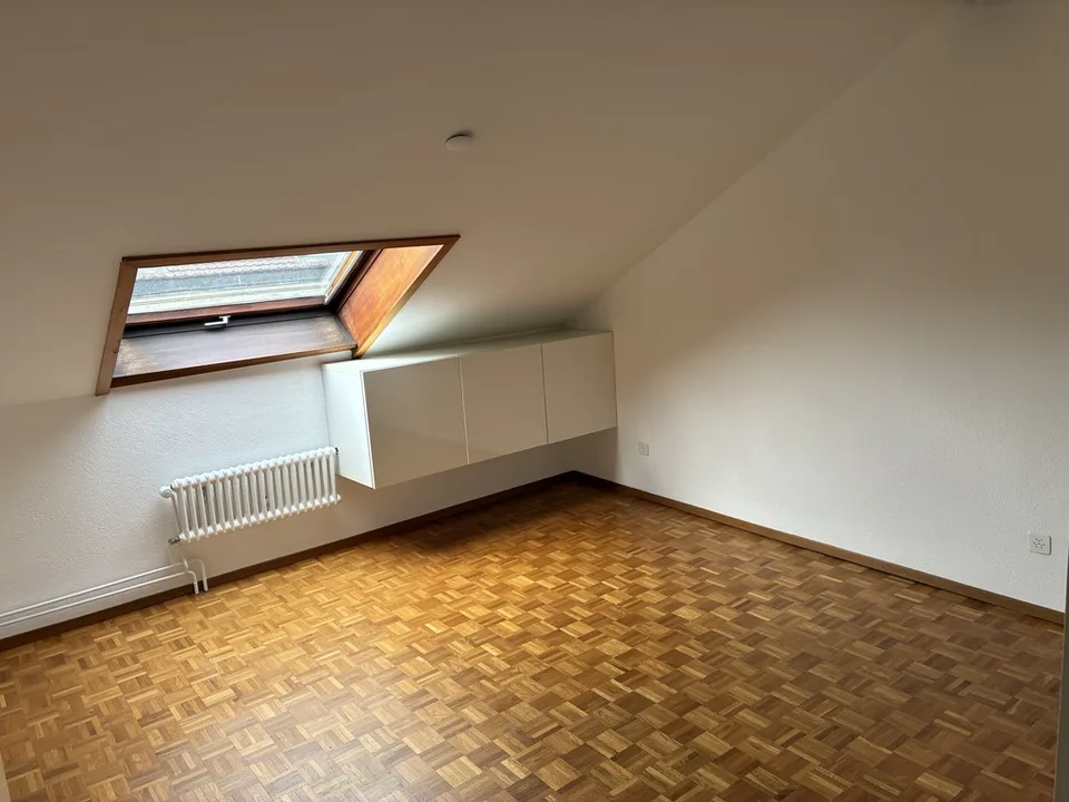 Grand appartement de 3 pièces sous combles dans immeuble historique – photo 4 sur 4