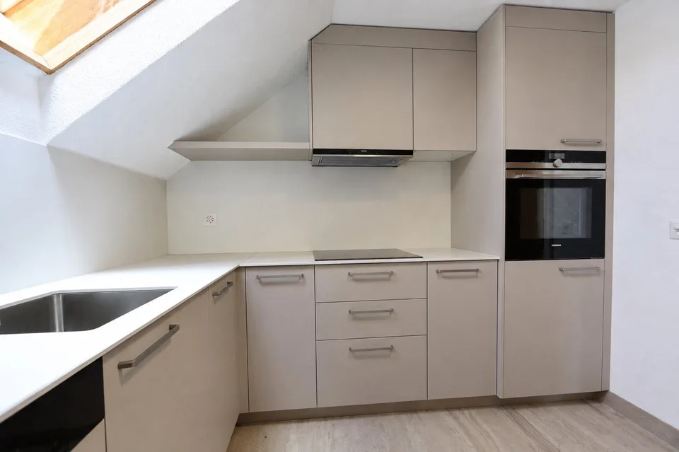 Joyau rénové 3,5 pièces appartement duplex avec cheminée et grand balcon à Dättwil – photo 3 sur 12