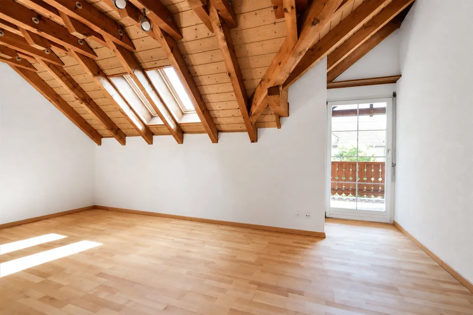 Joyau rénové 3,5 pièces appartement duplex avec cheminée et grand balcon à Dättwil – photo 5 sur 12