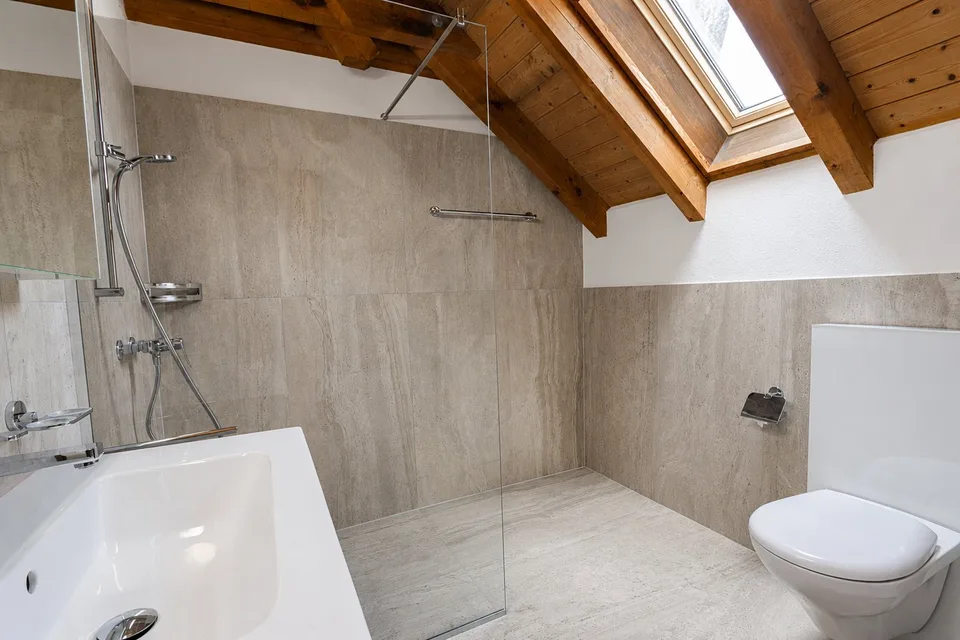 Joyau rénové 3,5 pièces appartement duplex avec cheminée et grand balcon à Dättwil – photo 4 sur 12