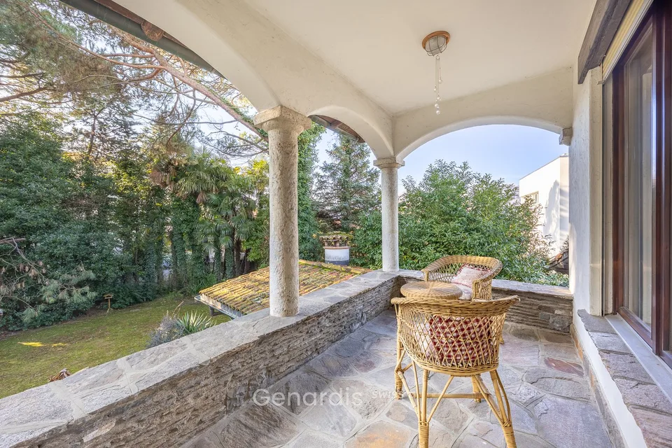 Elegante Villa con Piscina e Vista Panoramica a Collina d'Oro – foto 21 di 29