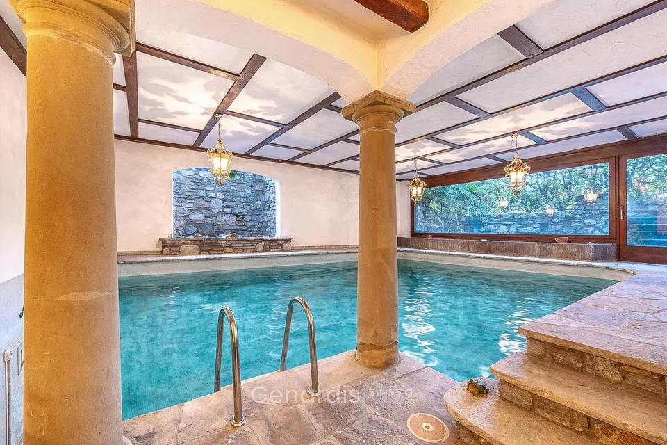 Elegante Villa con Piscina e Vista Panoramica a Collina d'Oro – foto 17 di 29