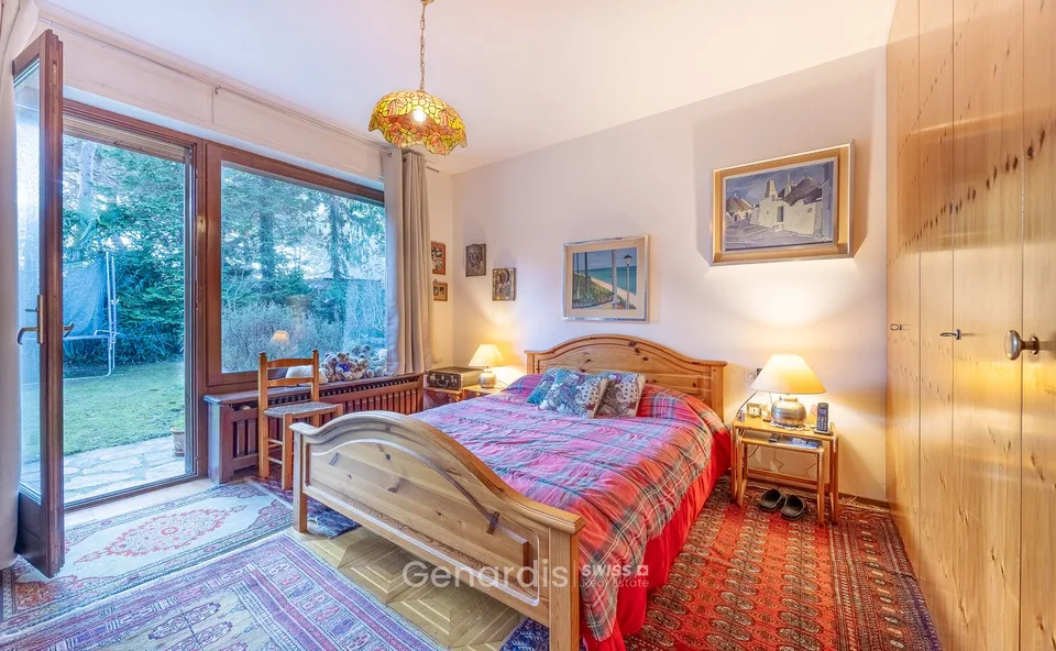 Elegante Villa con Piscina e Vista Panoramica a Collina d'Oro – foto 12 di 29