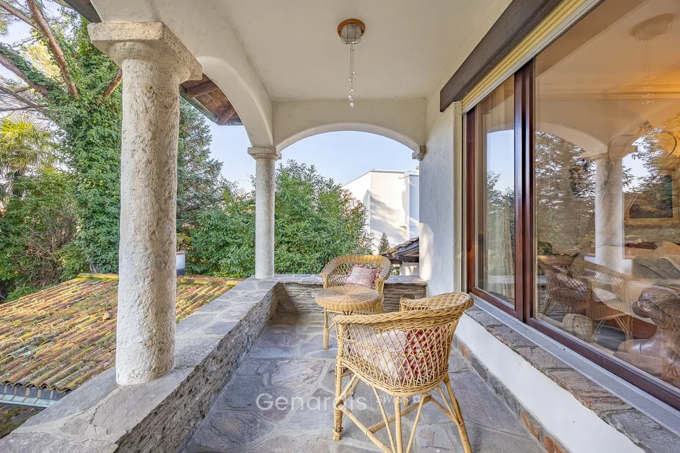 Elegante Villa con Piscina e Vista Panoramica a Collina d'Oro – foto 20 di 29