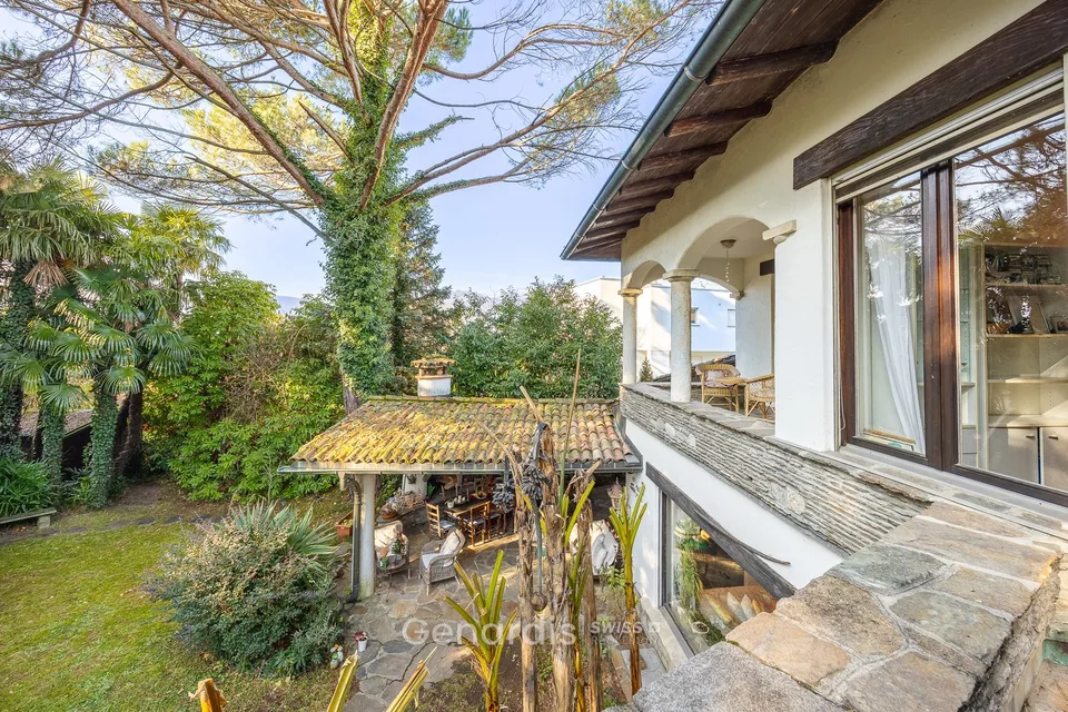 Elegante Villa con Piscina e Vista Panoramica a Collina d'Oro – foto 28 di 29