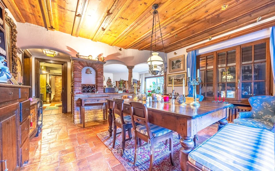 Elegante Villa con Piscina e Vista Panoramica a Collina d'Oro – foto 8 di 29