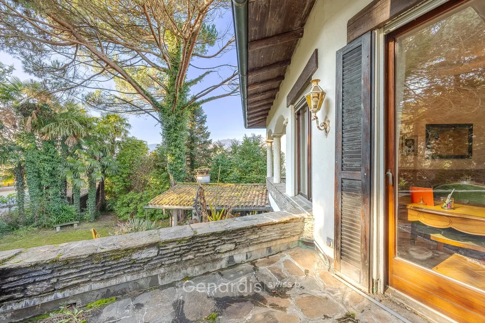 Elegante Villa con Piscina e Vista Panoramica a Collina d'Oro – foto 27 di 29
