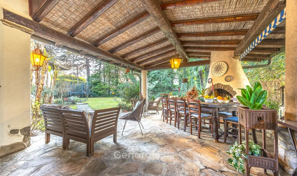 Elegante Villa con Piscina e Vista Panoramica a Collina d'Oro – foto 11 di 29