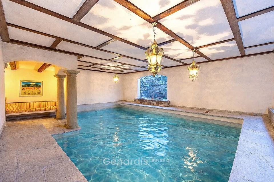 Elegante Villa con Piscina e Vista Panoramica a Collina d'Oro – foto 16 di 29