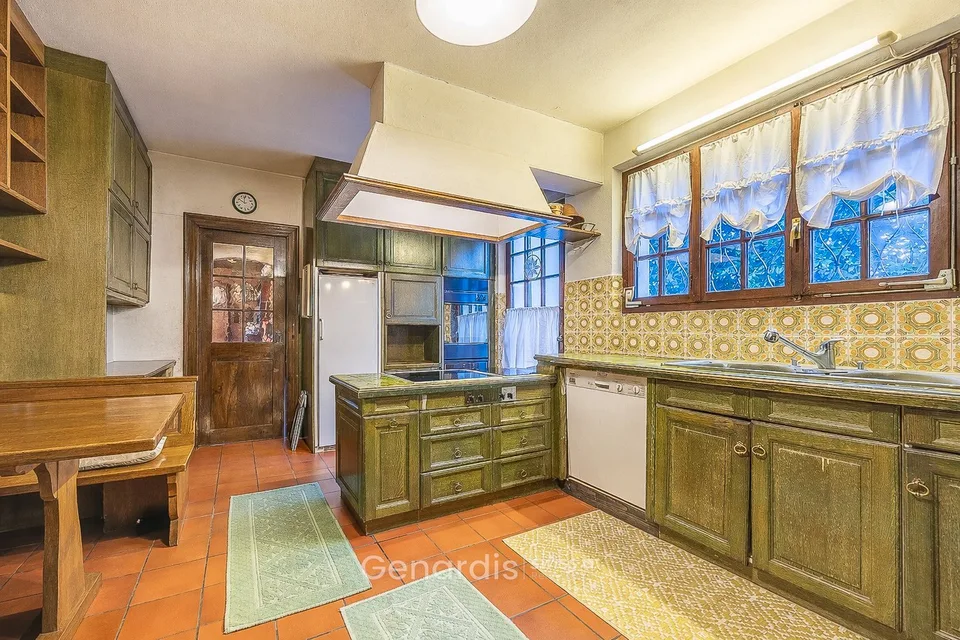 Elegante Villa con Piscina e Vista Panoramica a Collina d'Oro – foto 9 di 29