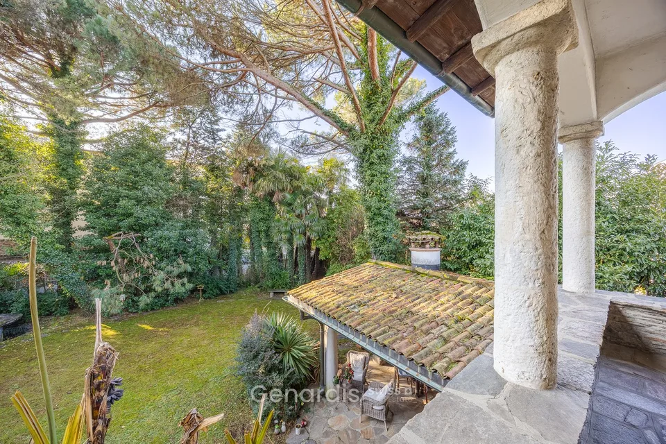 Elegante Villa con Piscina e Vista Panoramica a Collina d'Oro – foto 22 di 29