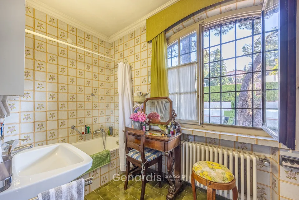 Elegante Villa con Piscina e Vista Panoramica a Collina d'Oro – foto 15 di 29