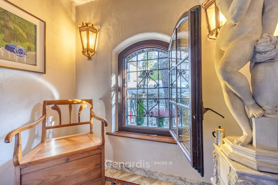 Elegante Villa con Piscina e Vista Panoramica a Collina d'Oro – foto 18 di 29