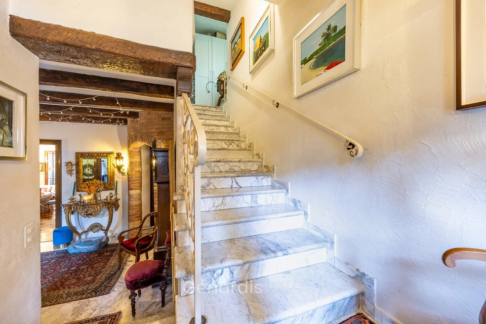 Elegante Villa con Piscina e Vista Panoramica a Collina d'Oro – foto 19 di 29