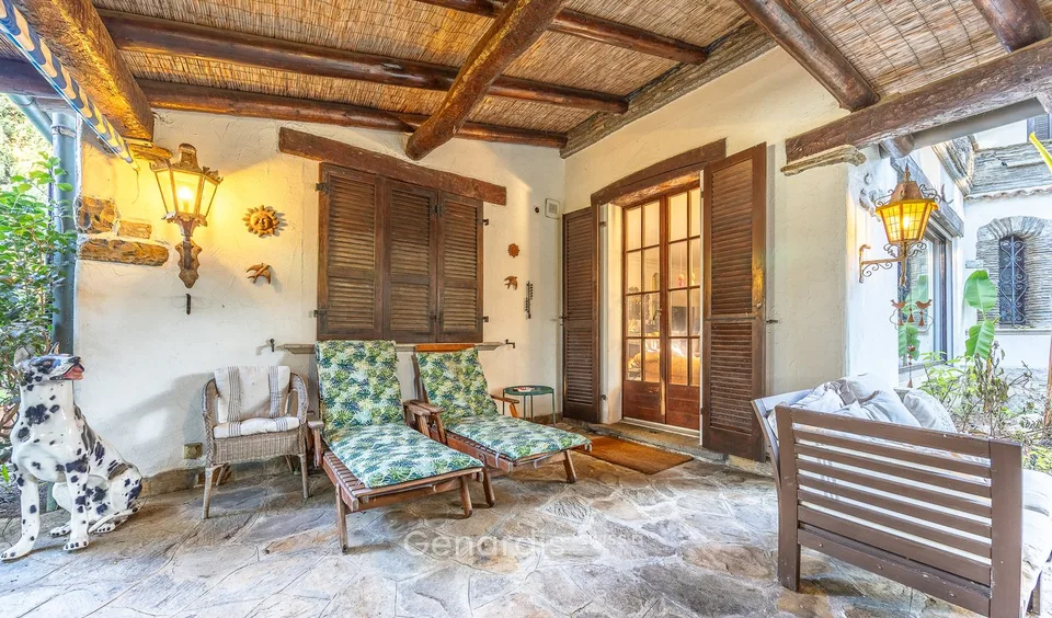 Elegante Villa con Piscina e Vista Panoramica a Collina d'Oro – foto 10 di 29
