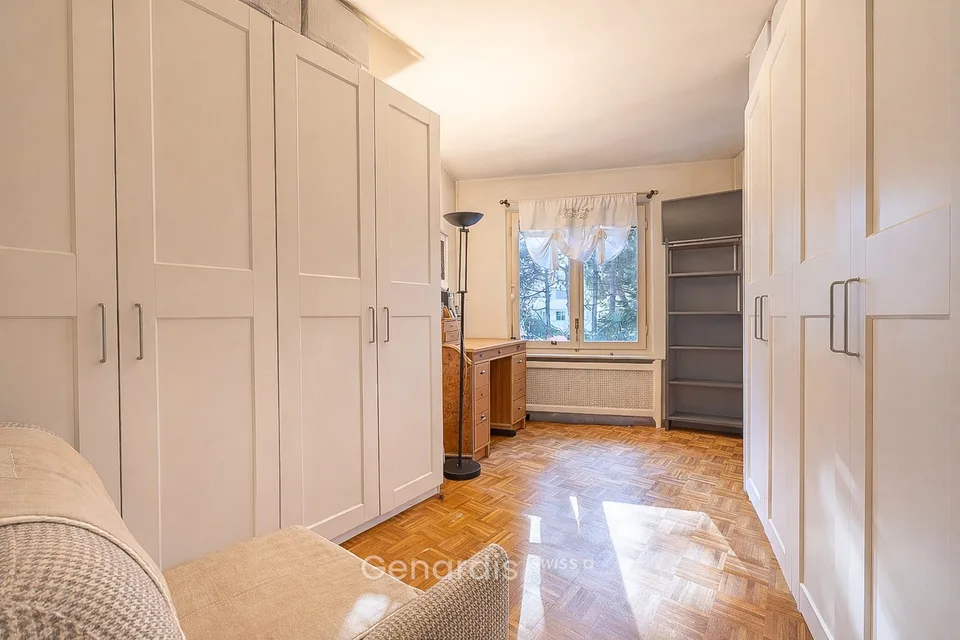 Elegante Villa con Piscina e Vista Panoramica a Collina d'Oro – foto 26 di 29