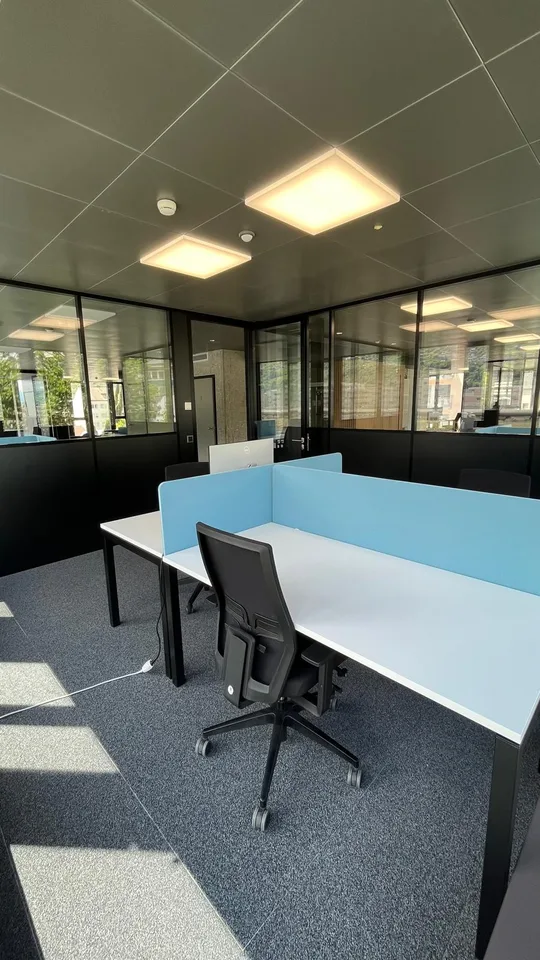 Büro geschlossen, möbliert und ausgestattet, in einer gemeinsam genutzten Arbeitsumgebung – Foto 10 von 11