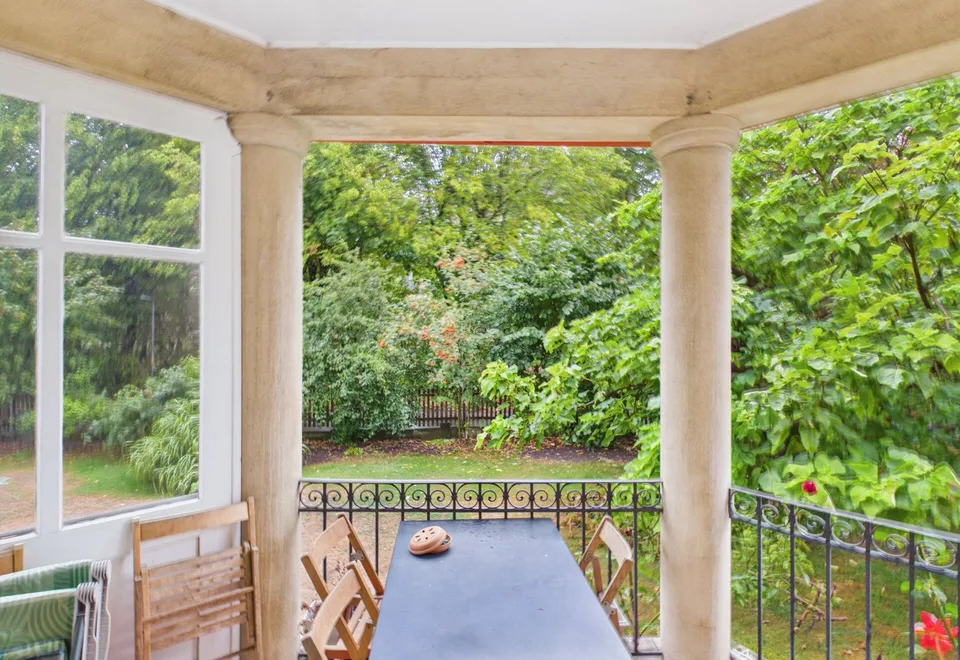 Una casa multifamiliare con carattere e un complesso di giardino idillico – foto 9 di 13