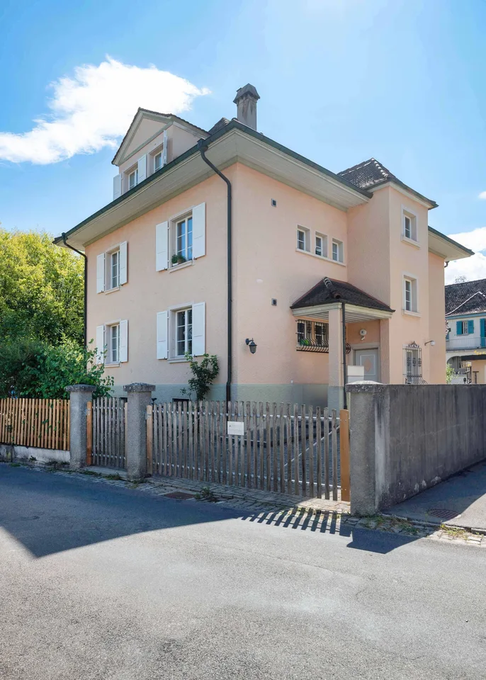 Una casa multifamiliare con carattere e un complesso di giardino idillico – foto 4 di 13
