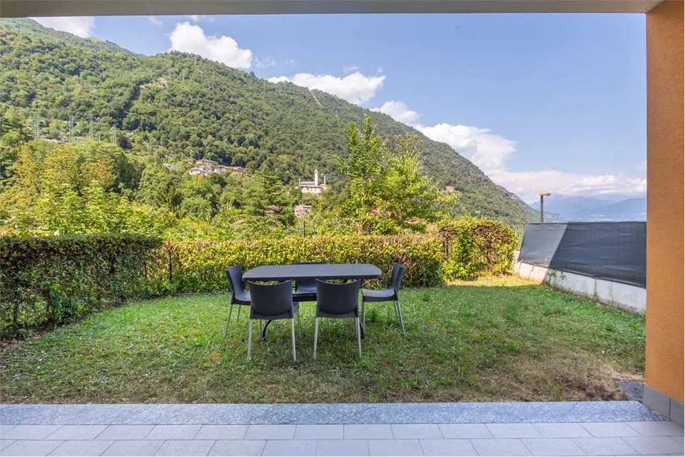 Immobilie mit überdachter Terrasse und Seeblick – Foto 2 von 13