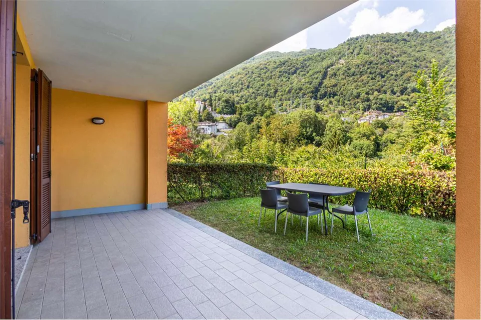 Immobilie mit überdachter Terrasse und Seeblick – Foto 3 von 13