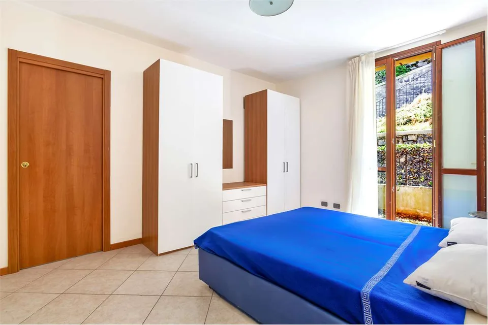 Immobilie mit überdachter Terrasse und Seeblick – Foto 9 von 13