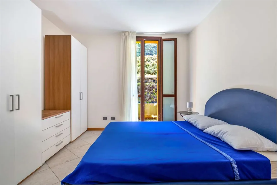 Immobilie mit überdachter Terrasse und Seeblick – Foto 10 von 13