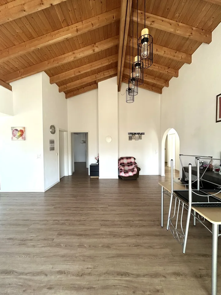 Appartamento mansardato di 4,5 locali luminoso con balcone a Uznach – foto 4 di 11
