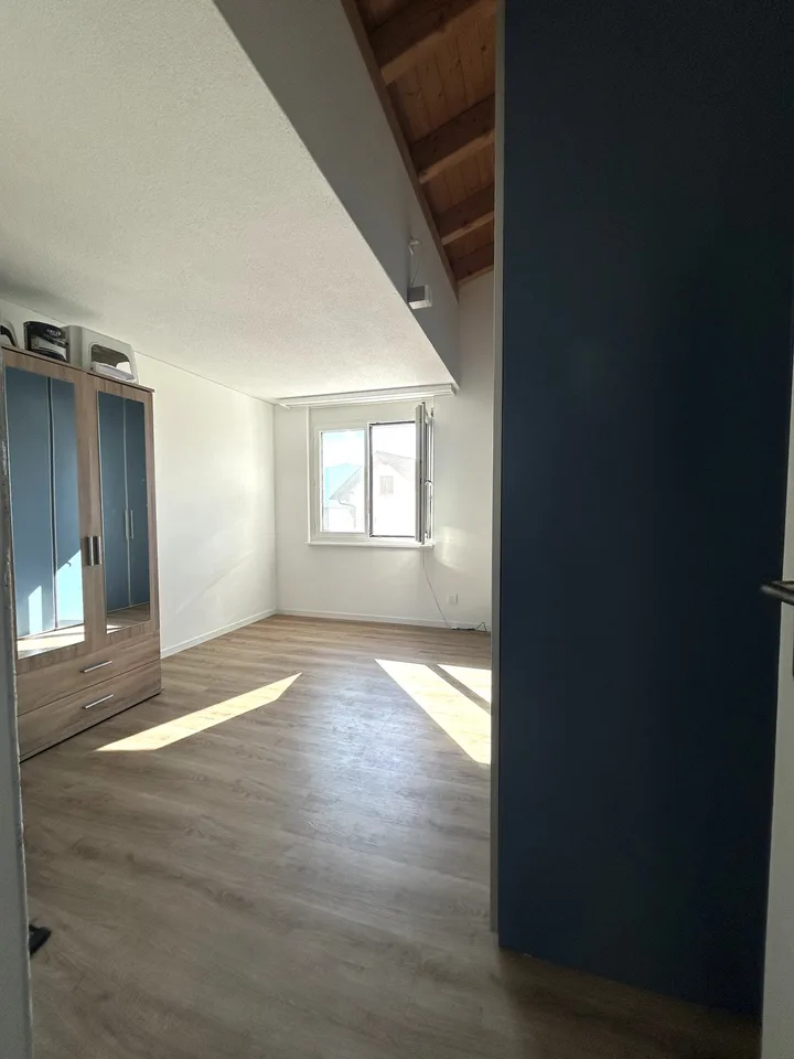 Appartamento mansardato di 4,5 locali luminoso con balcone a Uznach – foto 5 di 11