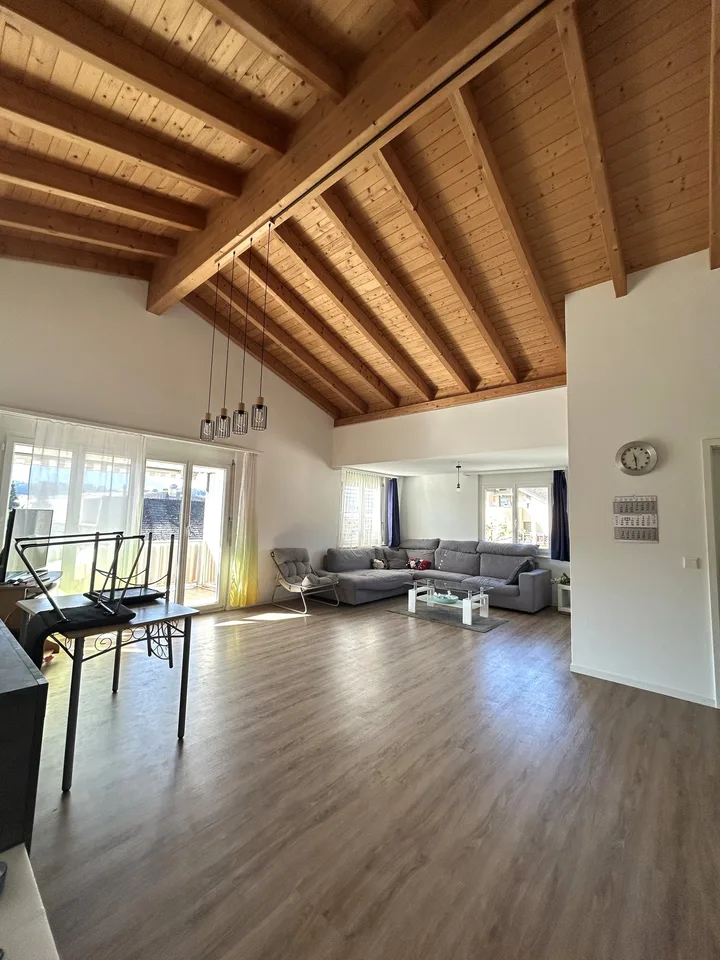Appartamento mansardato di 4,5 locali luminoso con balcone a Uznach – foto 3 di 11