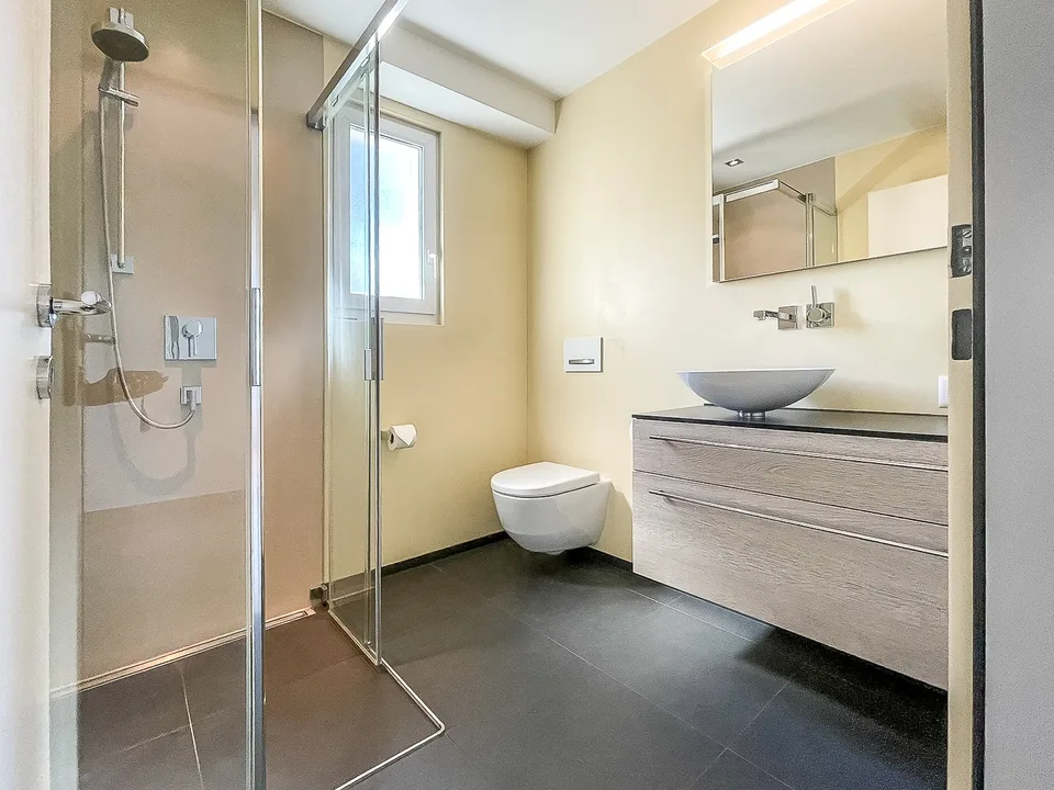 Freistehendes EFH mit Pool und privatem Waldstück an herrlicher Aussichtslage – Foto 8 von 14
