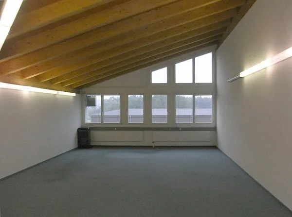 Überhohe Büros im Dachgeschoss: 55, 2x72, 80 und 144 m2 – Foto 7 von 13