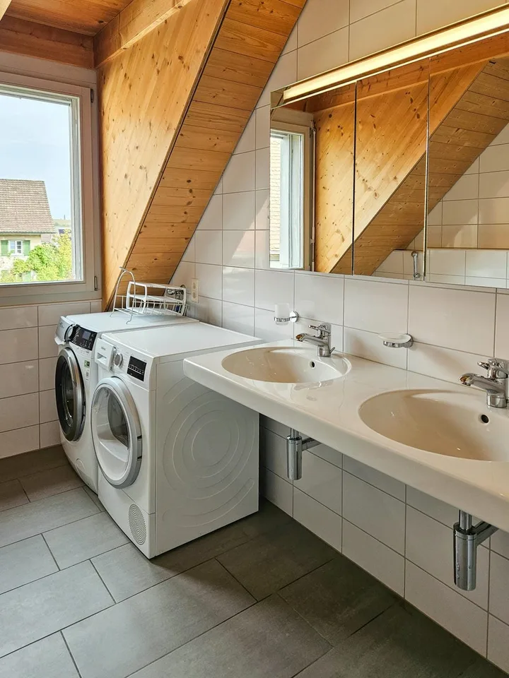 Grosszügige 4.5-Zimmer-Dachwohnung mit Galerie und zwei Balkone – Foto 4 von 10