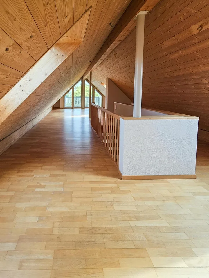 Grosszügige 4.5-Zimmer-Dachwohnung mit Galerie und zwei Balkone – Foto 2 von 10