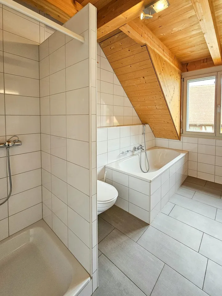 Grosszügige 4.5-Zimmer-Dachwohnung mit Galerie und zwei Balkone – Foto 5 von 10