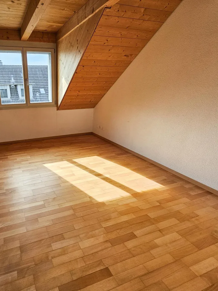 Grosszügige 4.5-Zimmer-Dachwohnung mit Galerie und zwei Balkone – Foto 7 von 10