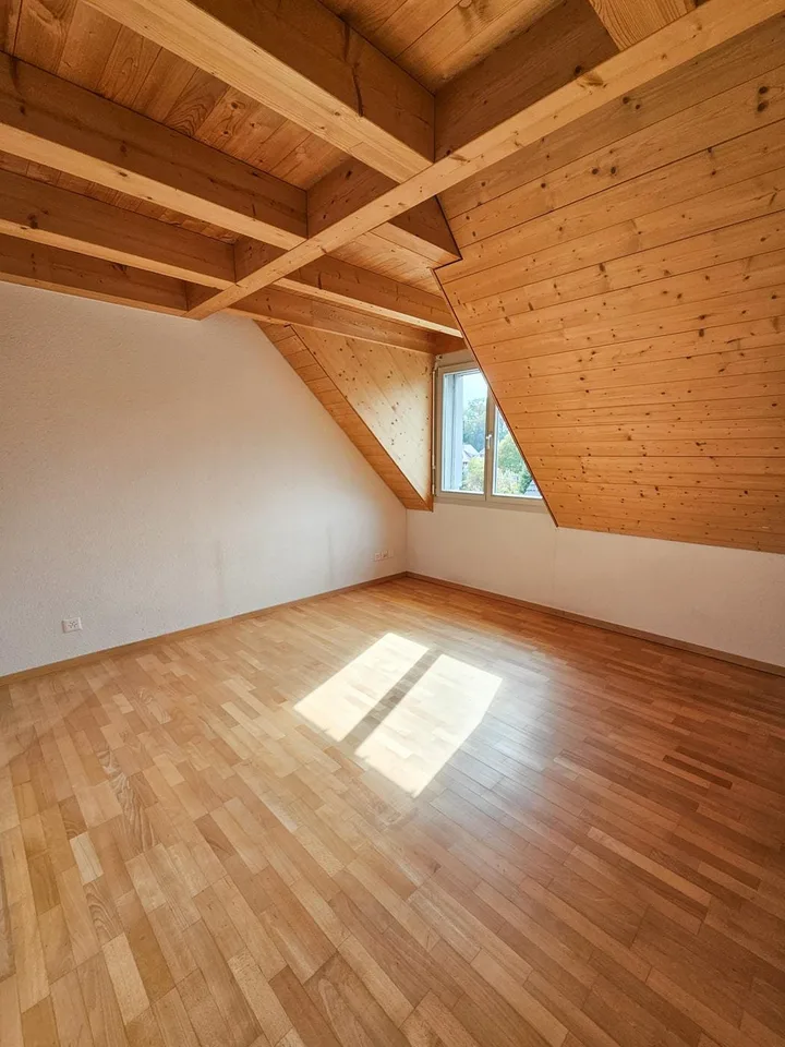 Grosszügige 4.5-Zimmer-Dachwohnung mit Galerie und zwei Balkone – Foto 6 von 10