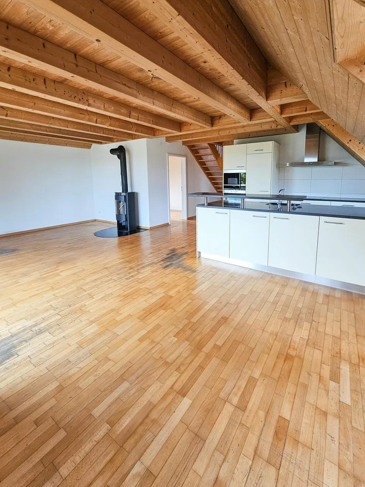 Grosszügige 4.5-Zimmer-Dachwohnung mit Galerie und zwei Balkone – Foto 3 von 10
