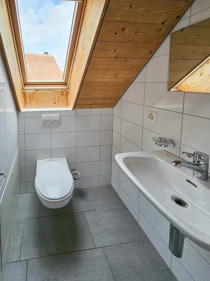 Grosszügige 4.5-Zimmer-Dachwohnung mit Galerie und zwei Balkone – Foto 8 von 10