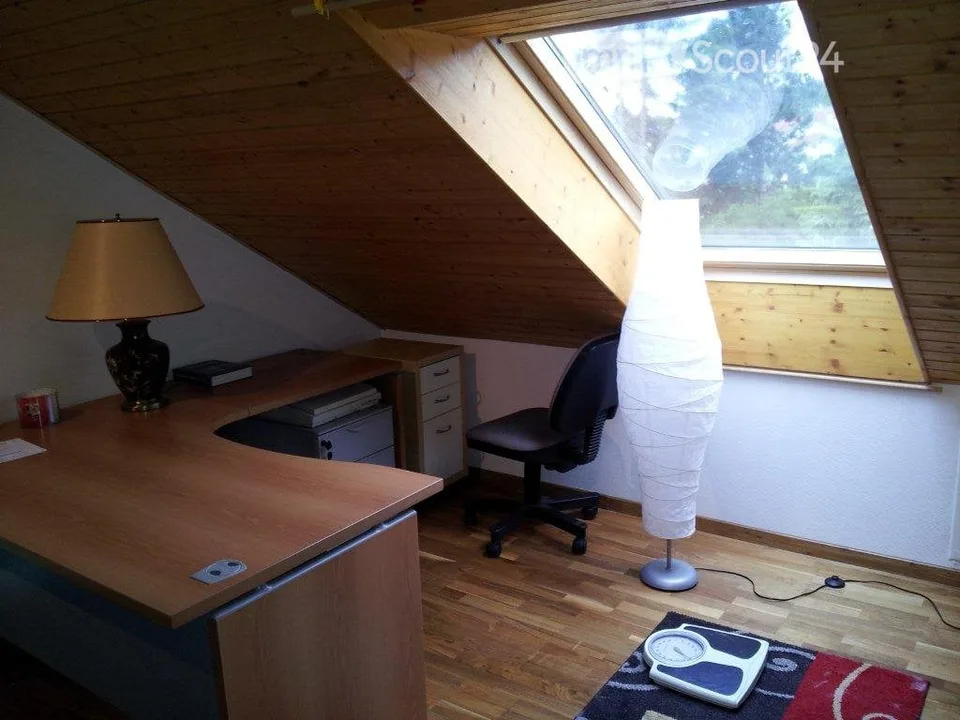 Helles Dachzimmer in einer Villa – Foto 2 von 3
