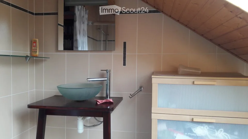 Helles Dachzimmer in einer Villa – Foto 3 von 3