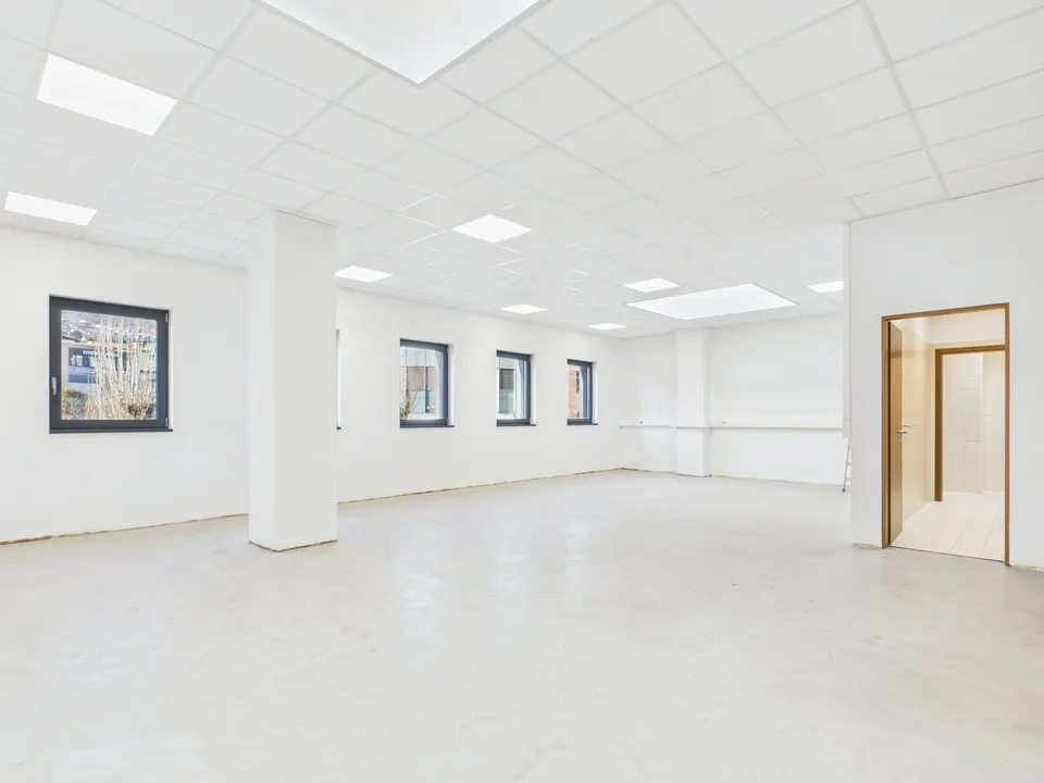 144 m² Licht und Flexibilität schaffen den maßgeschneiderten Arbeitsplatz für Ihr Unternehmen – Foto 2 von 5