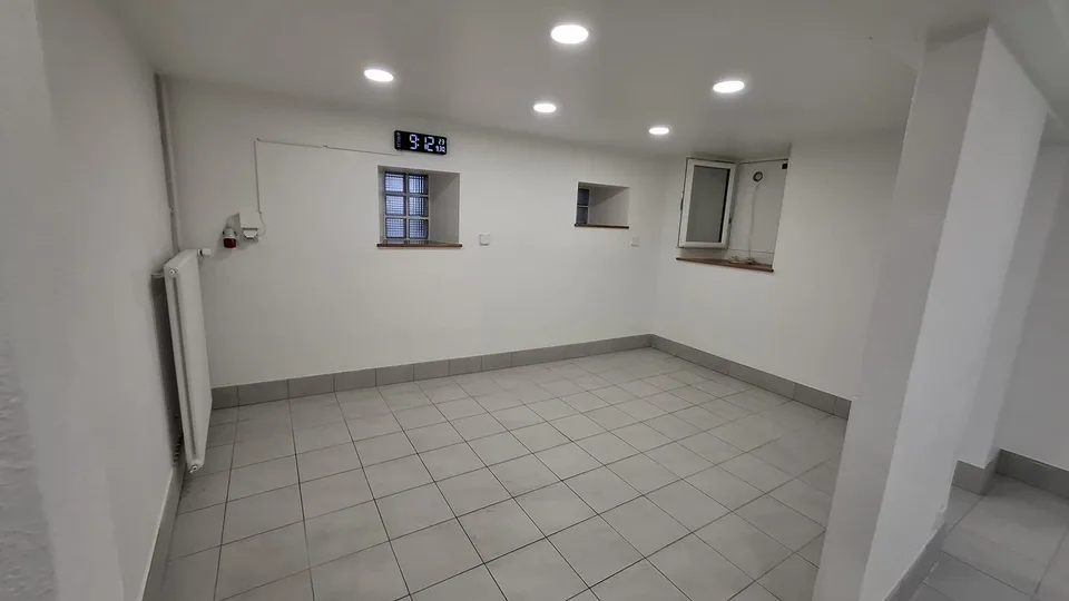 Local commercial de 2.5 pièces au coeur du village - Disponible de ... – photo 2 sur 6