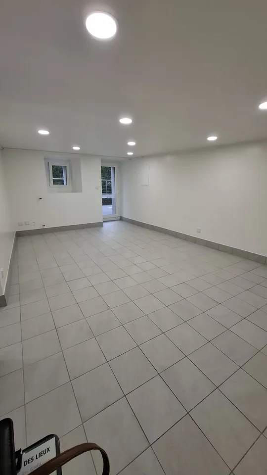 Local commercial de 2.5 pièces au coeur du village - Disponible de ... – photo 6 sur 6