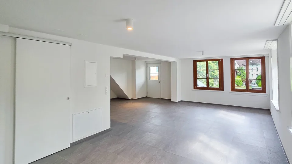 Charmante Wohnung mit Sitzplatz – Erstvermietung nach Totalsanierung – Foto 3 von 12