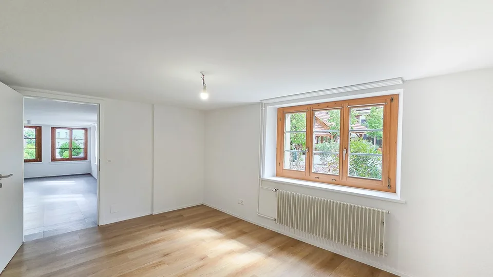 Charmante Wohnung mit Sitzplatz – Erstvermietung nach Totalsanierung – Foto 6 von 12